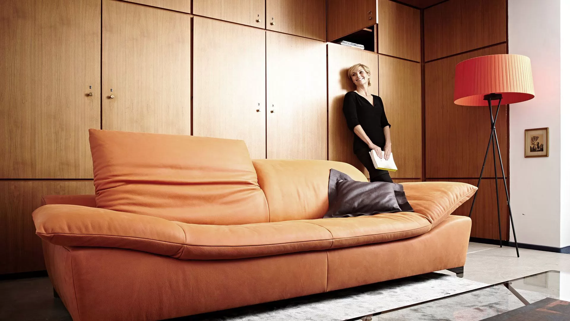 Τριθέσιος δερμάτινος καναπές σε μελί χρώμα