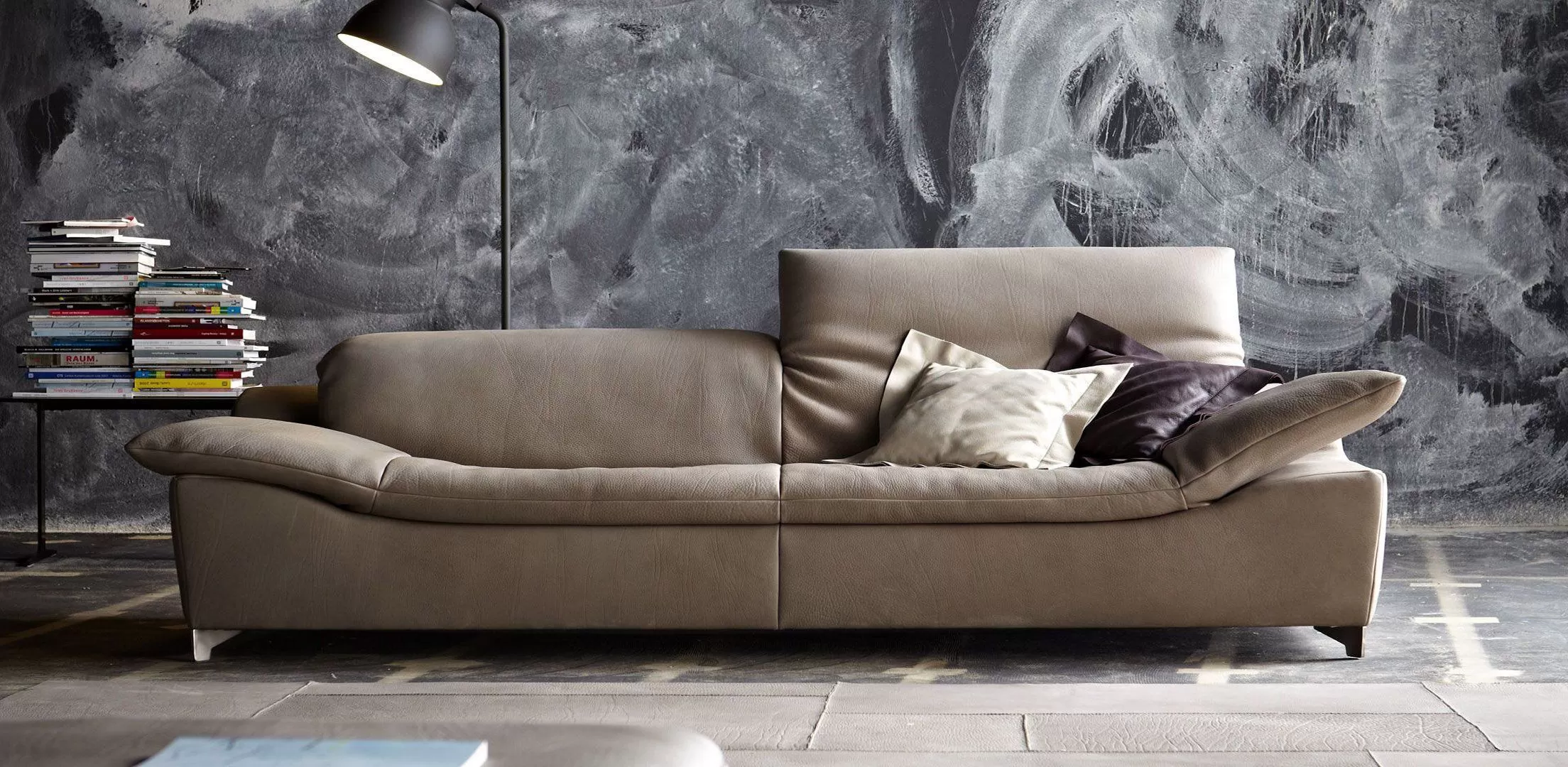 Τριθέσιος δερμάτινος καναπές σε γκρι χρώμα